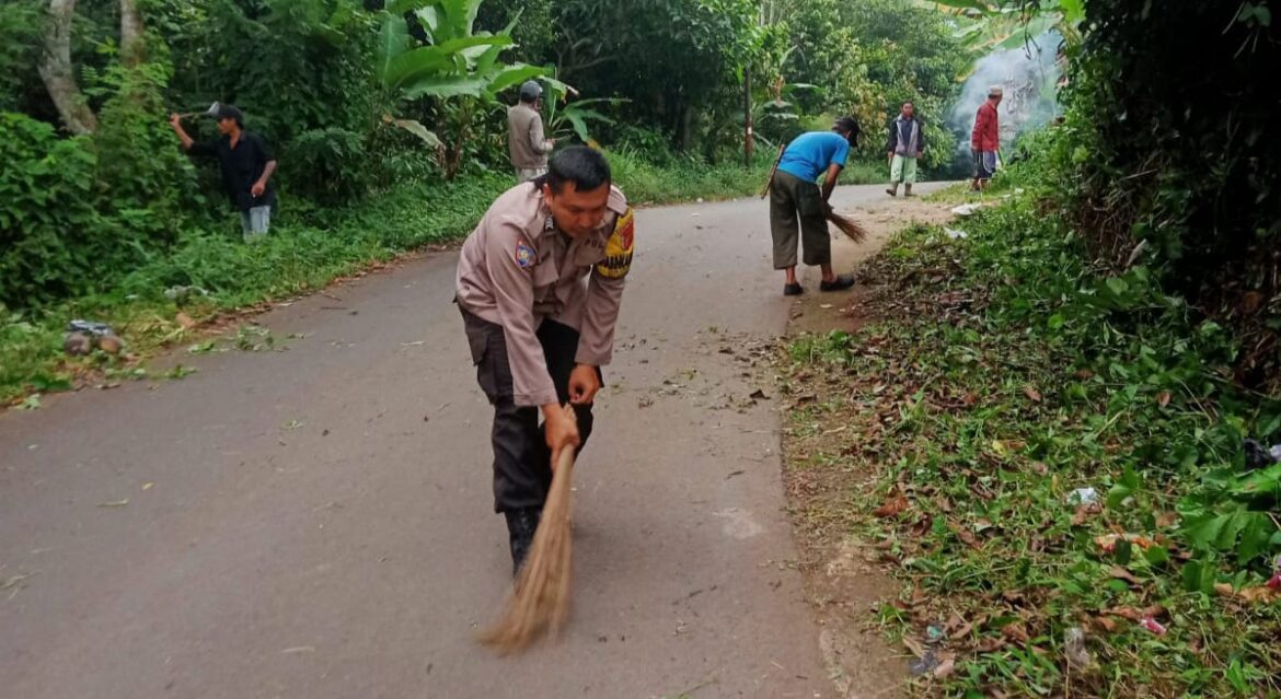 Bhabinkamtibmas Desa Cibentang Kerja Bakti Bersama Warga Pangkas Rumput Di Pinggir Jalan Limusnunggal