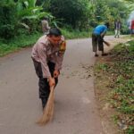 Bhabinkamtibmas Desa Cibentang Kerja Bakti Bersama Warga Pangkas Rumput Di Pinggir Jalan Limusnunggal