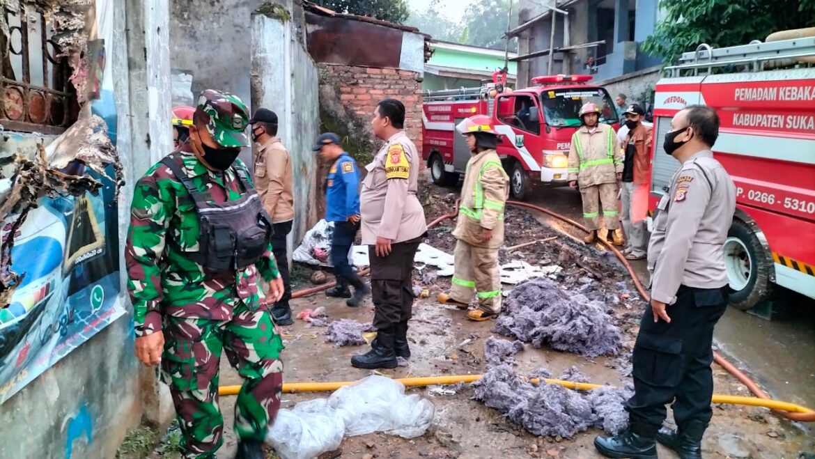 Babinsa Koramil 0607-09/Cisaat Bantu Padamkan Api Saat Terjadi Kebakaran Gudang Kasur Di Gunungguruh