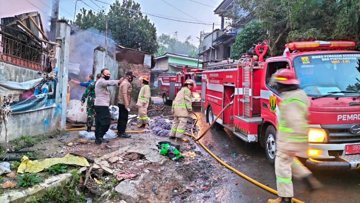 Sebuah Gudang Kasur Terbakar, Aparat Polsek Gunungguruh Ikut Bantu Padamkan Api