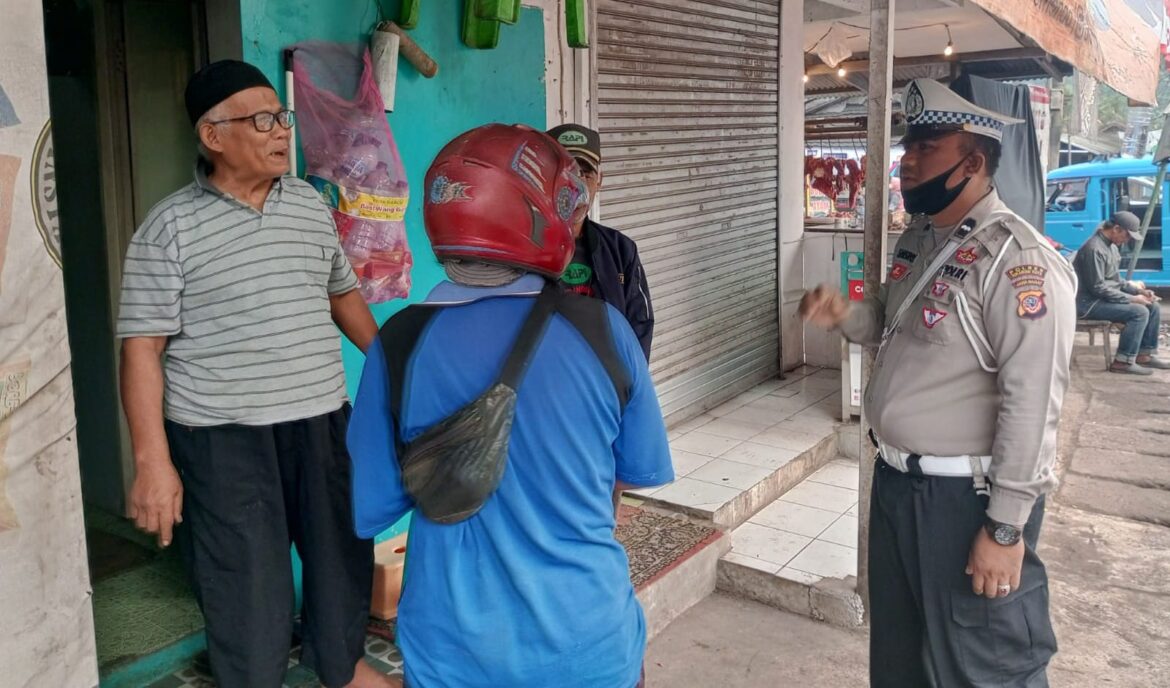 Giliran Warga Desa Sirnaresmi Dapat Dikmas Lantas Oleh Kanit Lantas Polsek Gunungguruh