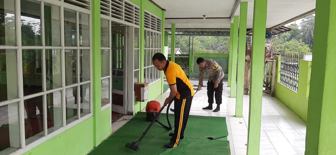 Jelang shalat Jum’at, Aparat Polsek Gunungguruh Bantu Marbot Bersihkan Mesjid Jami Al-Ikhlas Cikujang