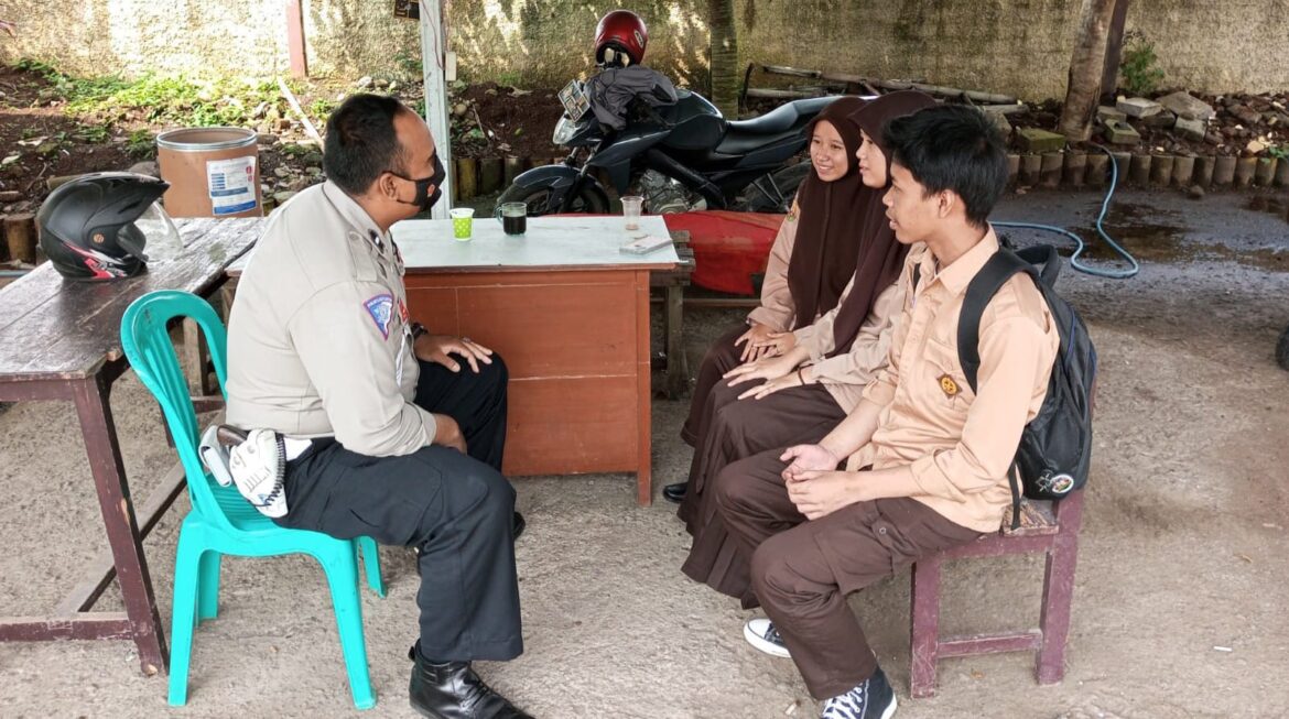 Kanit Lantas Polsek Gunungguruh Polres Sukabumi Kota, Berikan Pemahaman Tertib Lalu Lintas Kepada Pelajar