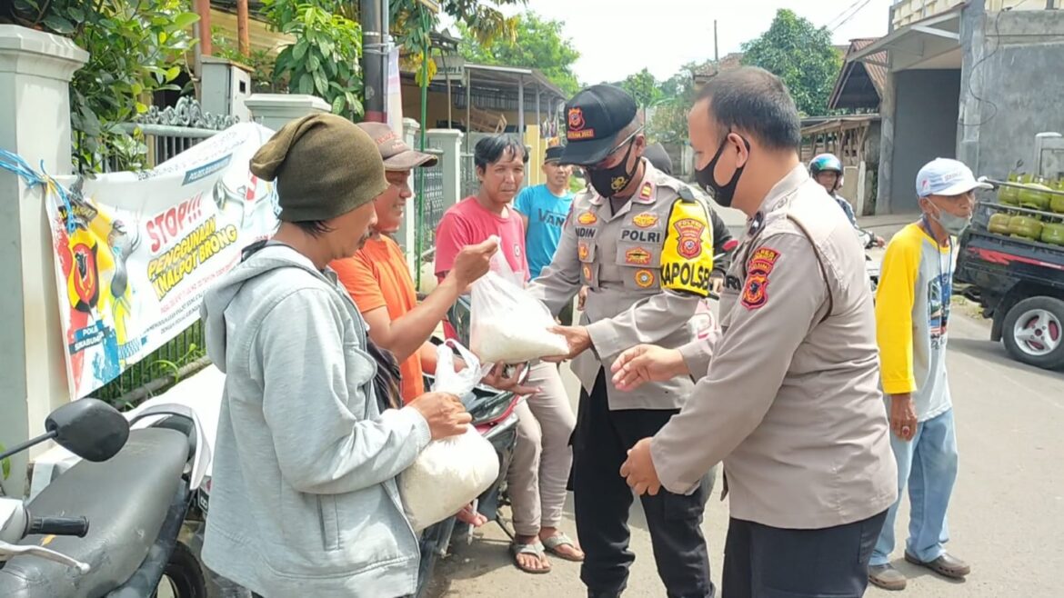 Giat Baksos Kapolsek Gunungguruh Bagikan Sembako Kepada Warga dan Tukang Ojek Pangkalan