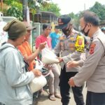 Giat Baksos Kapolsek Gunungguruh Bagikan Sembako Kepada Warga dan Tukang Ojek Pangkalan