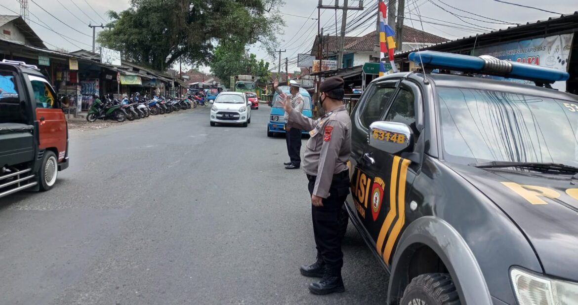 Guna Ciptakan Lalu Lintas Kondusif di Hari Libur, Kanit Lantas Polsek Gunungguruh Laksanakan Gatur Pagi