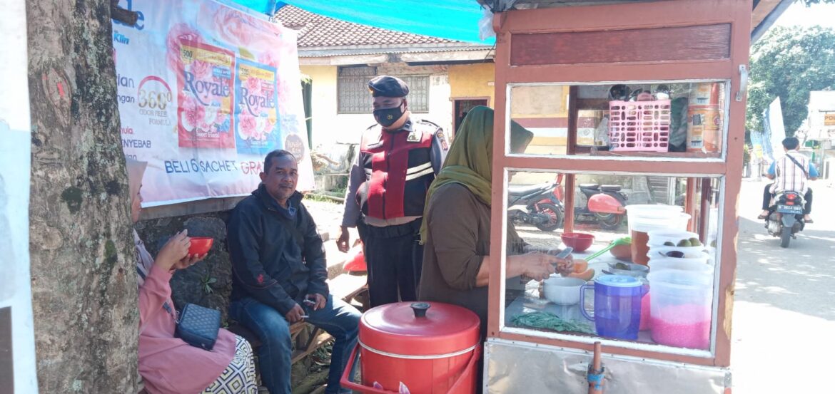 Patroli Dialogis, Kanit Samapta Polsek Gunungguruh Dengan Warga Kutamaneh