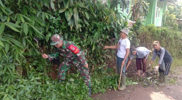 Babinsa Undrusbinangun Bersama Warga Gotong Royong Bersihkan Jalan