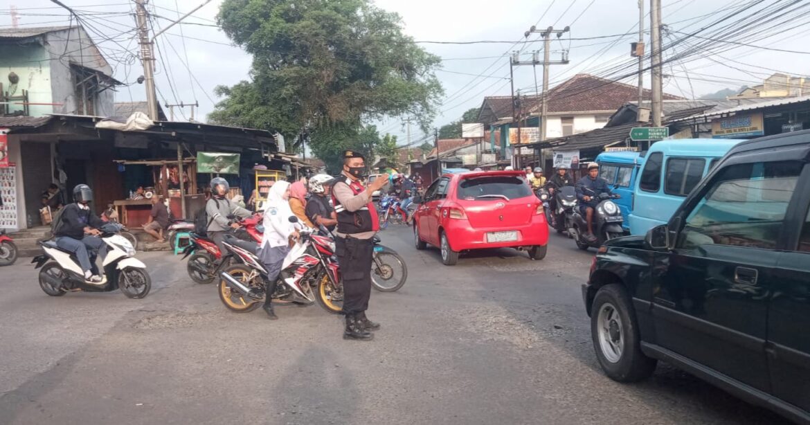 Antisipasi Jam Keberangkatan Karyawan, Kanit Samapta Polsek Gunungguruh. Laksanakan Pengaturan Lalin