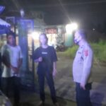 Sambangi Siskamling Warga, Kanit Binmas Polsek Gunungguruh Beri Himbauan Kamtibmas Agar Tingkatkan Keamanan di Malam Hari