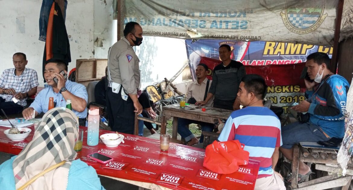 Kanit Lantas Polsek Gunungguruh Lakukan Dikmas Kepada Para Pedagang Kaki Lima