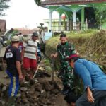 Jalin Kerjasama yang Baik, Babinsa Kutasirna dan Warga Kerja Bakti Perbaiki Jalan lingkungan