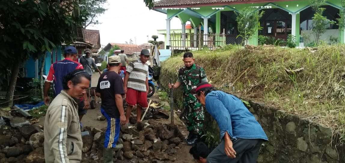 Jalin Kerjasama yang Baik, Babinsa Kutasirna dan Warga Kerja Bakti Perbaiki Jalan lingkungan