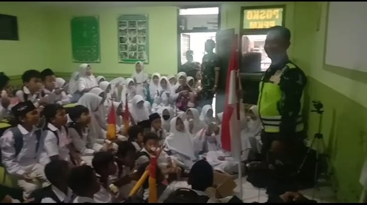 Pelda Darmudji Babinsa Koramil 0607-09/Cisaat, Berikan Materi Wasbang Kepada Murid SD. Tanamakan cinta tanah air