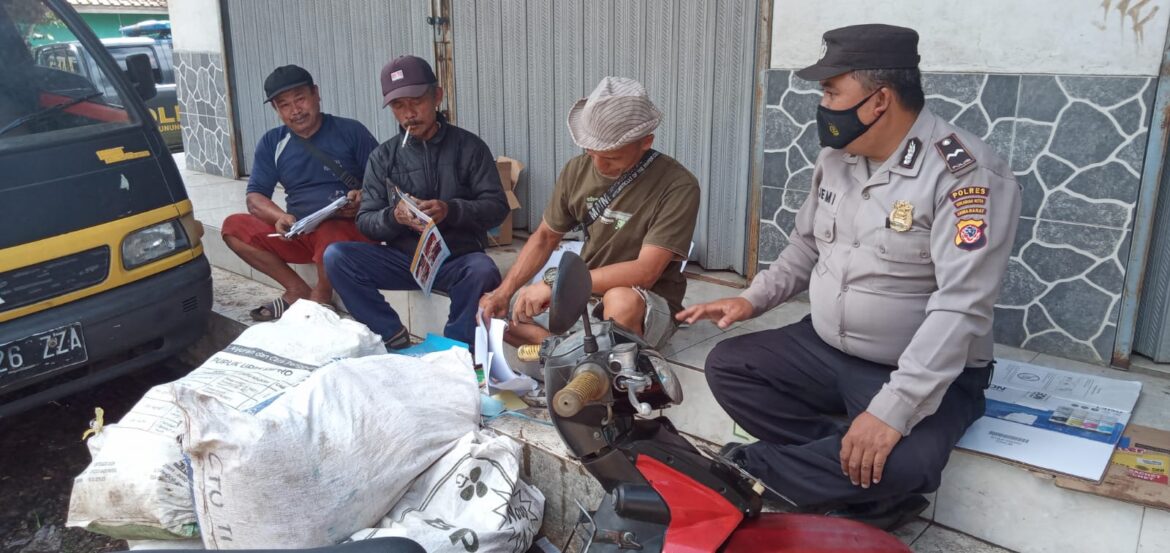 Berikan pesan Kamtibmas, Kanit Samapta Polsek Gunungguruh Rutin Laksanakan Patroli Dialogis Ke Warga Desa