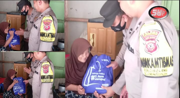 Kanit Binmas Polsek Gunungguruh Polres Kota Berikan Beras Kepada Warga Kebonmanggu Terdampak Kenaikan Harga BBM