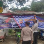 Dalam Rangka Ops Zebra, Kanit Lantas Polsek Gunungguruh Pasang Spanduk Himbauan Keselamatan Di Simli Jl Pelabuhan 2