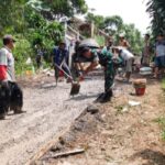 Babinsa Sirnaresmi Bersama Karang taruna Gotong Royong Pengecoran Jalan Desa