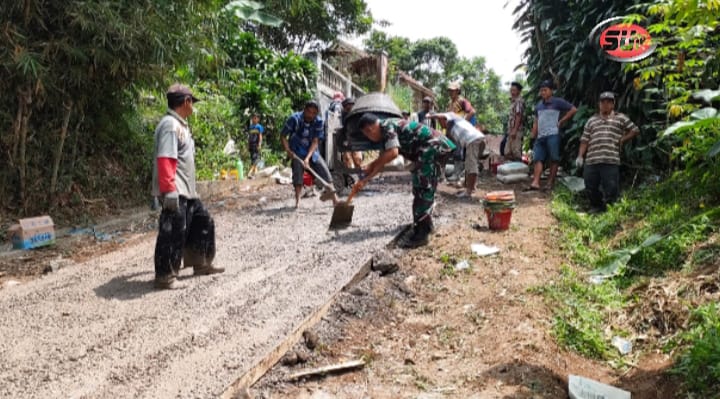 Babinsa Sirnaresmi Bersama Karang taruna Gotong Royong Pengecoran Jalan Desa