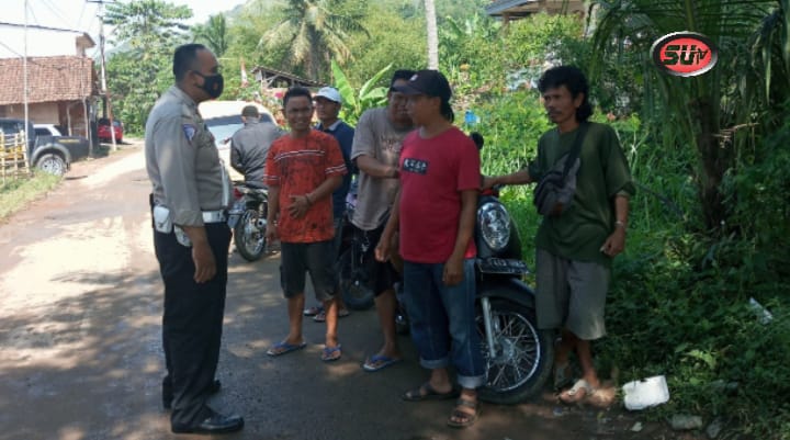 Kanit Lantas Polsek Gunungguruh Laksanakan Kegiatan Dikmas Lantas Kepada Warga Kampung Cikujang Desa Gunungguruh