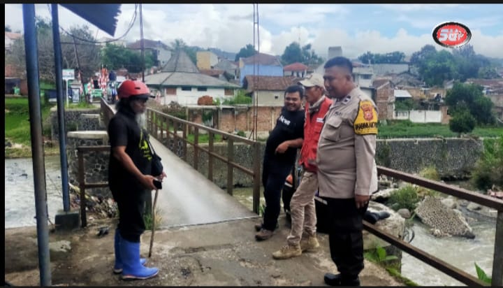 Bhabinkamtibmas Desa Gunungguruh Polsek Gunungguruh Bantu Relawan dan Tim SAR Gabungan Mencari Anak Terbawa Arus Air