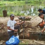 Antisipasi Banjir Babinsa Cibatu Koramil 0607-09/Cisaat Laksanakan Karya Bakti Bersihkan Selokan Dengan Warga