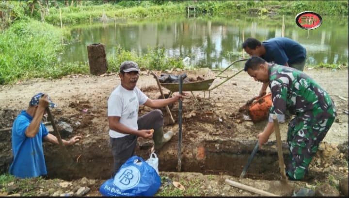 Antisipasi Banjir Babinsa Cibatu Koramil 0607-09/Cisaat Laksanakan Karya Bakti Bersihkan Selokan Dengan Warga