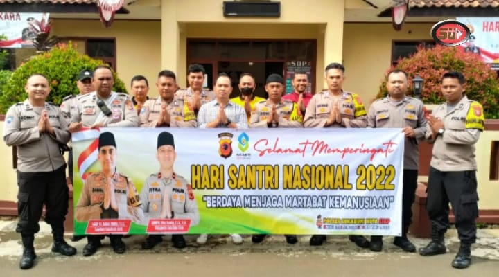 Kapolsek Gunungguruh Beserta Anggota, Pasang Baligo, Ucapkan Selamat Hari Jadi Santri Nasional