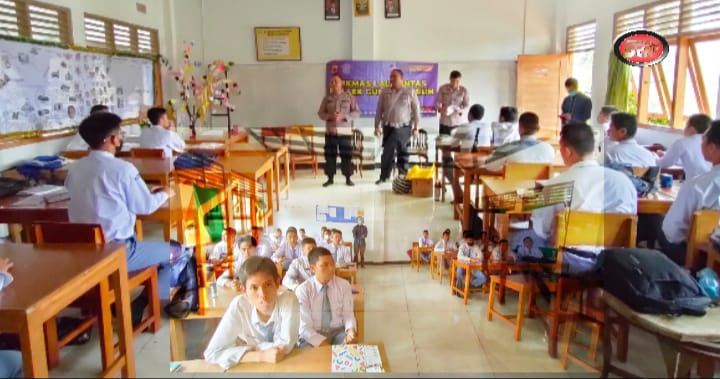 Unit Lantas dan Unit Binmas Polsek Gunungguruh Binluh Dikmas Lantas di SMK Al-Umanaa Gunungguruh