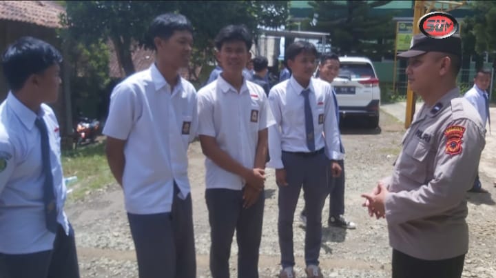 Kanit Binmas Polsek Gunungguruh Beri Himbauan Kamtibmas Saat Bubaran Anak Sekolah