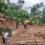 Sinergi Kepala Desa Bhabinkamtibmas Bersama Babinsa Cek Lokasi Sekaligus Bersihkan Tanah Longsor jalan Desa Mekarjaya