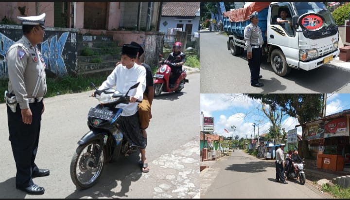 KANIT LANTAS POLSEK GUNUNGGURUH BERIKAN HIMBAUAN MENGGUNAKAN HELM DAN SABUK PENGAMAN KEPADA PENGENDARA MOTOR DAN MOBIL