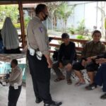 Saat Menunggu Jemput Anaknya Pulang sekolah, Para Orangtua Dihimbau Oleh Kanit Lantas Polsek Gunungguruh agar tertib berlalu lintas dan berhati-hati saat berkendara