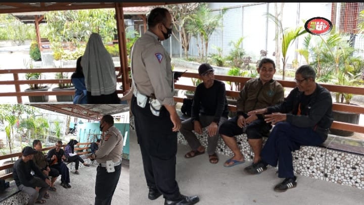 Saat Menunggu Jemput Anaknya Pulang sekolah, Para Orangtua Dihimbau Oleh Kanit Lantas Polsek Gunungguruh agar tertib berlalu lintas dan berhati-hati saat berkendara