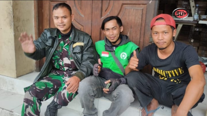 Jalin Kemitraan Dengan Warga, Babinsa Nagrak Cisaat Komsos Dengan Warga yang berprofesi Driver Ojek Online