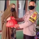 Bhabinkamtibmas Cibentang Polsek Gunungguruh Berikan Paket sembako Kepada Warga Kurang Mampu