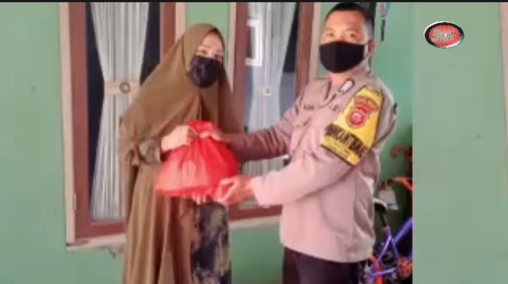 Bhabinkamtibmas Cibentang Polsek Gunungguruh Berikan Paket sembako Kepada Warga Kurang Mampu