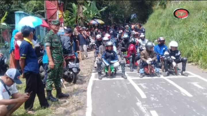 Jaga Kondusifitas, Babinsa Padaasih Koramil 0607-09/Cisaat Lakukan Pengamanan Lomba Roli DiJalan Cicantayan