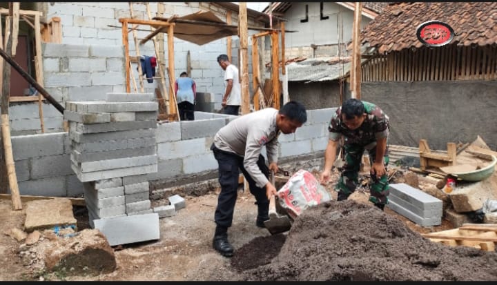 Babinsa dan Bhabinkamtibmas Polsek Gunungguruh Bersinergi Pantau Pembangunan Program Rutilahu Di Desa Sirnaresmi