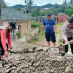 Perbaiki Jalan Desa, Bhabinkamtibmas Desa Gunungguruh Polsek Gunungguruh Lakukan kerja bakti