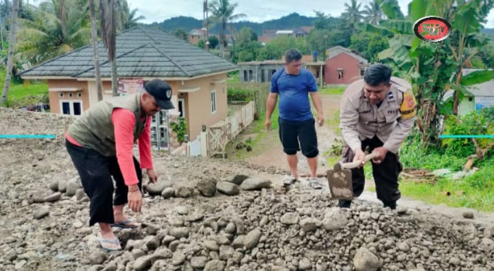 Perbaiki Jalan Desa, Bhabinkamtibmas Desa Gunungguruh Polsek Gunungguruh Lakukan kerja bakti