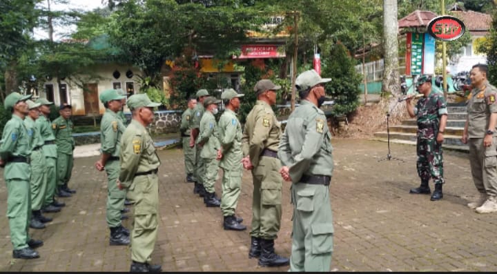 Babinsa Gedepangrango Koramil 0607-09/Cisaat Melatih Linmas PBB dan Wawasan Kebangsaan