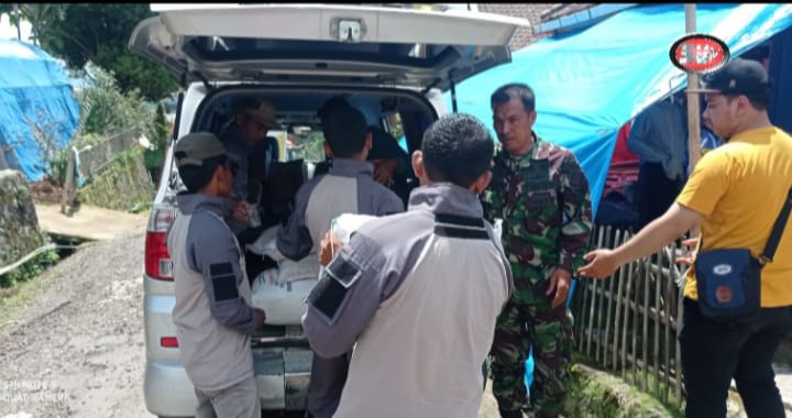 BABINSA SELAJAMBE KORAMIL 0607-09/CISAAT DAMPINGI WARGA SALURKAN BANTUAN UNTUK KORBAN BENCANA GEMPA CIANJUR