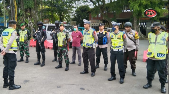 Personel Gabungan TNI-Polri Laksanakan Apel Pengamanan Malam Natal Dan Tahun Baru Dipos Dekranasda Cisaat