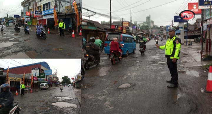 Kanit Lantas Polsek Gunungguruh Atur Lalu Lintas di Depan Pos PAM Nataru