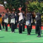 Tingkatkan Kedisiplinan, Babinsa Padaasih Koramil 0607-09/Cisaat Latih PBB siswa Yapim