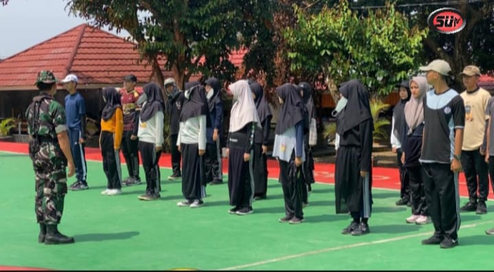 Tingkatkan Kedisiplinan, Babinsa Padaasih Koramil 0607-09/Cisaat Latih PBB siswa Yapim