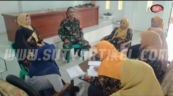 Babinsa Cipetir Koramil 0607-09/Cisaat, Laksanakan Komsos Bersama Ibu-Ibu PKK