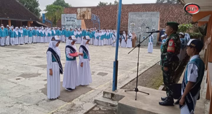 Babinsa Gunungguruh Koramil 0607-09/Cisaat Jadi Irup Upacara di SMP N 2 Gunungguruh