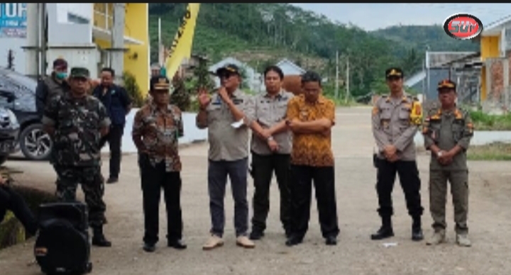 Kapolsek Gunungguruh Dampingi Kadis PU Jawa barat, Sapa Warga Respon Jalan Cikembar yang Rusak